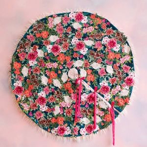 Glitterville Ring Around The Posies Tree Skirt